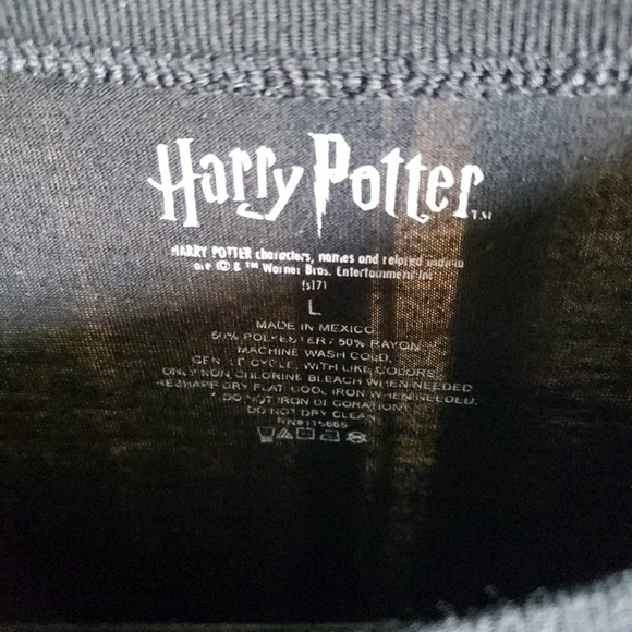 1 Harry Potter graphic tee, Hogwarts, size large - Picture 2 of 5